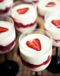 vanilla pudding with strawberries